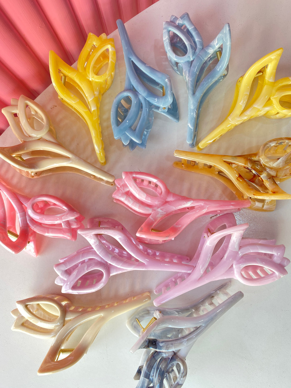 Tulip shaped claw clip