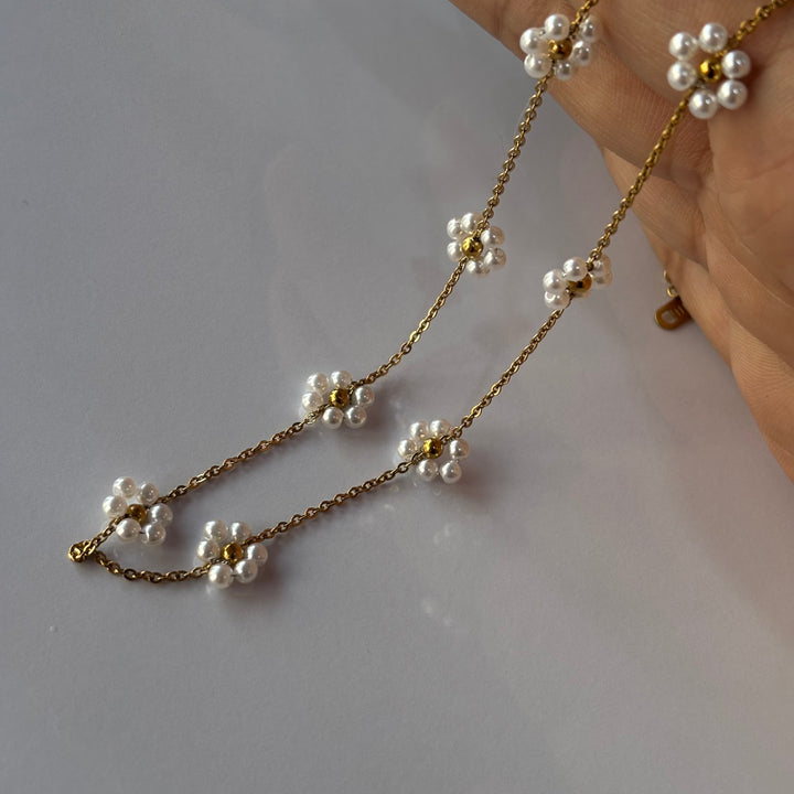 Daisy neckpiece