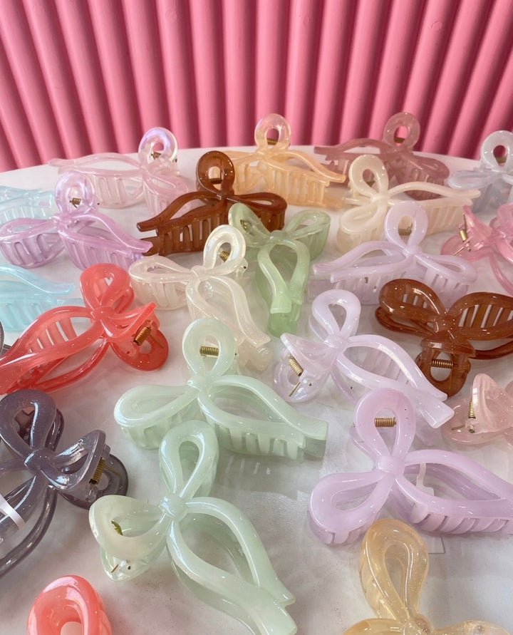 Bow shaped claw clip