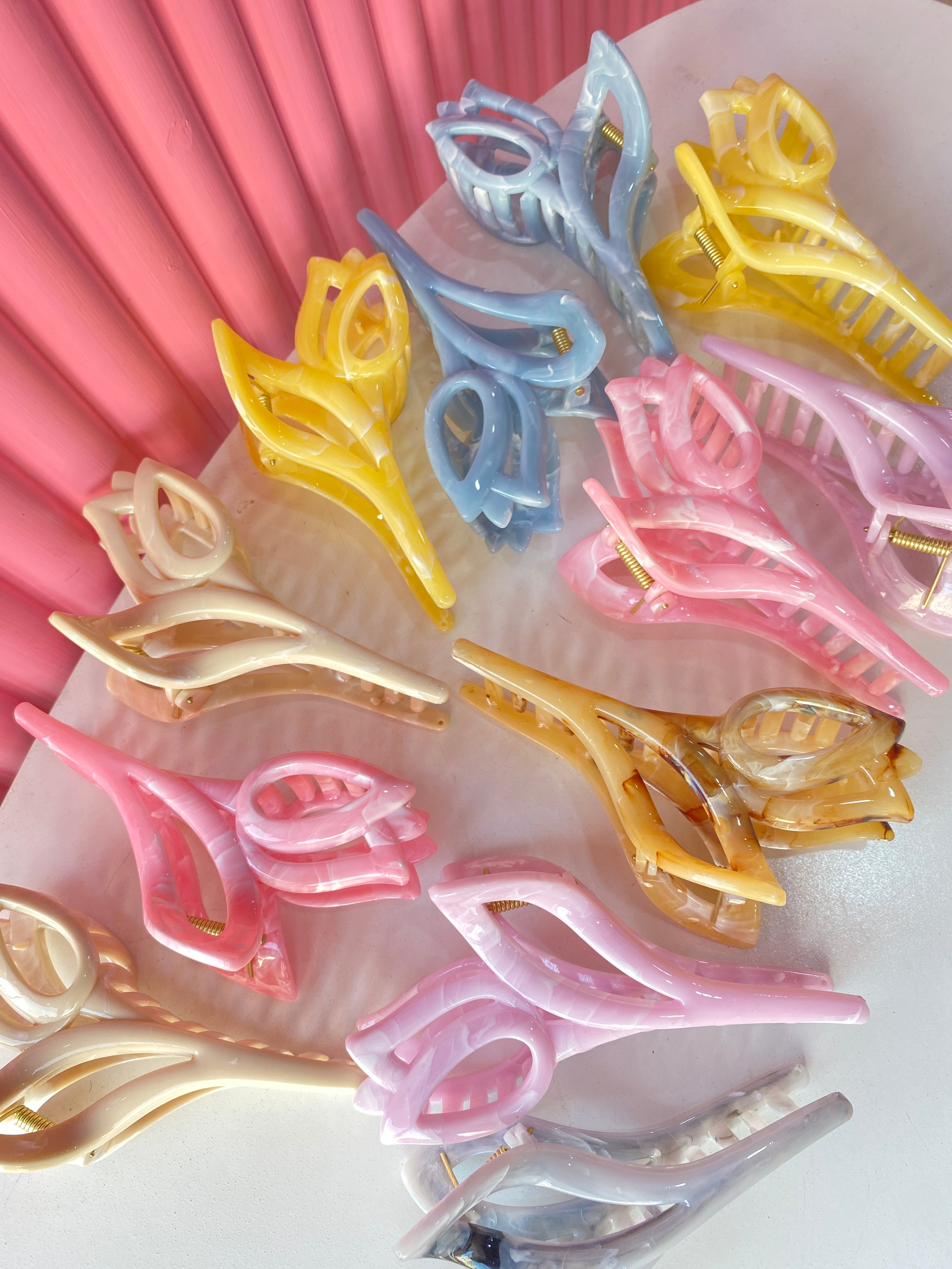 Tulip shaped claw clip