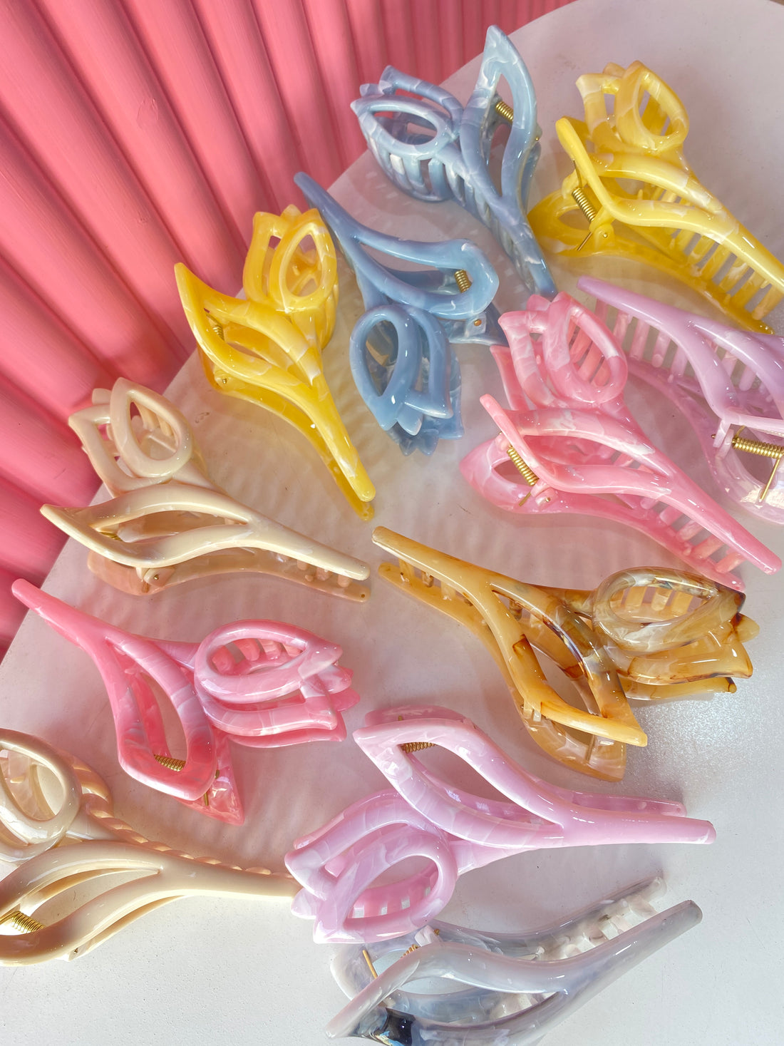 Tulip shaped claw clip