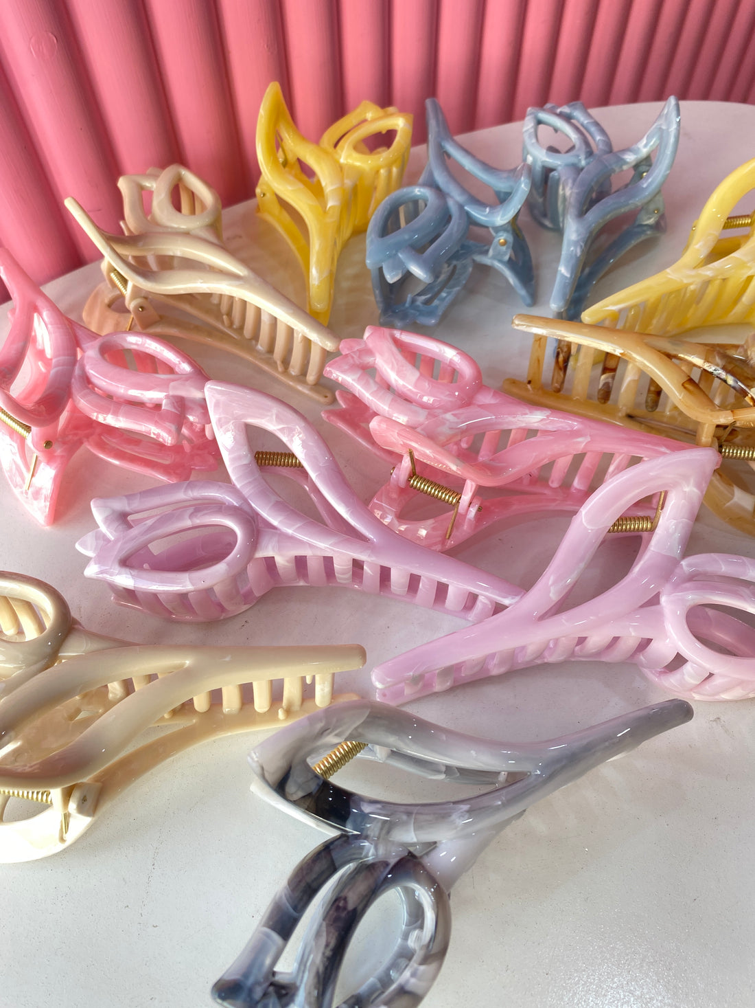 Tulip shaped claw clip