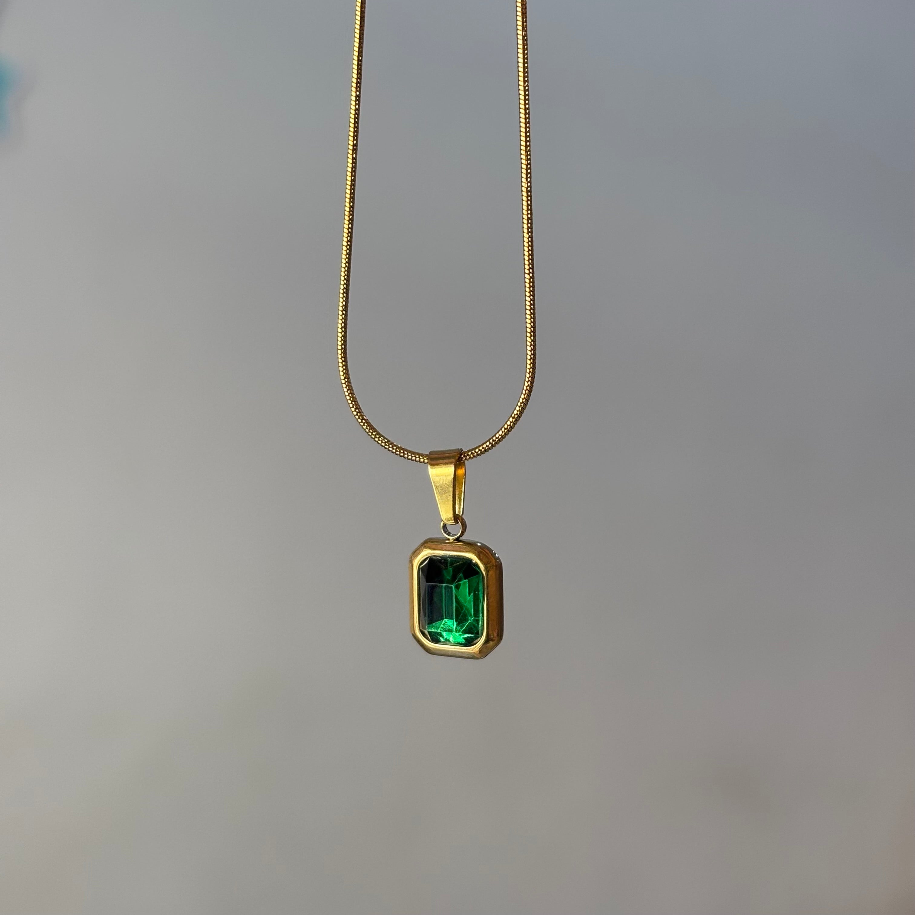 Simple emerald neckpiece