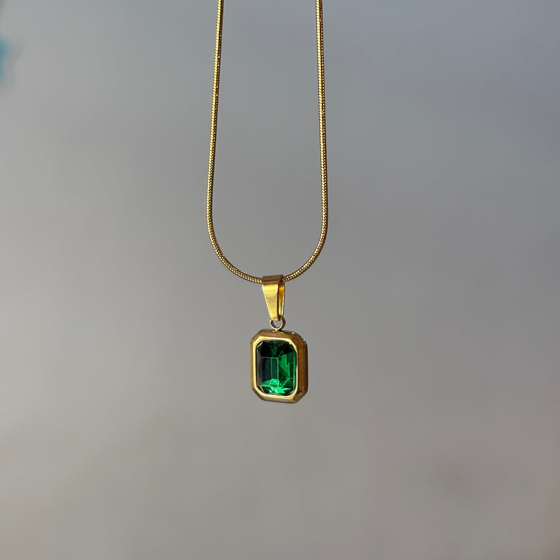 Simple emerald neckpiece