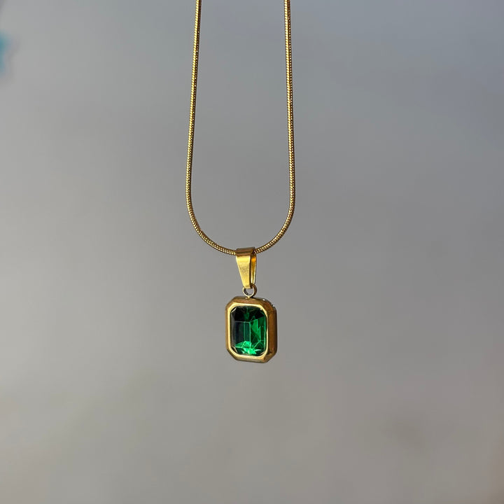 Simple emerald neckpiece