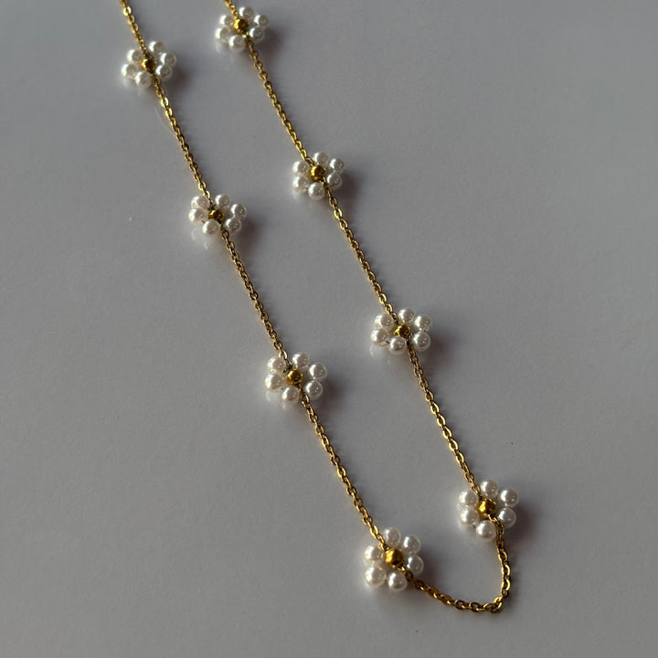 Daisy neckpiece