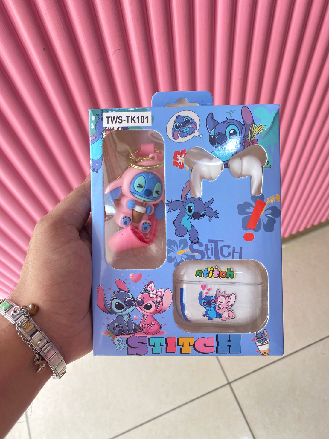 Earbuds with keychain giftset