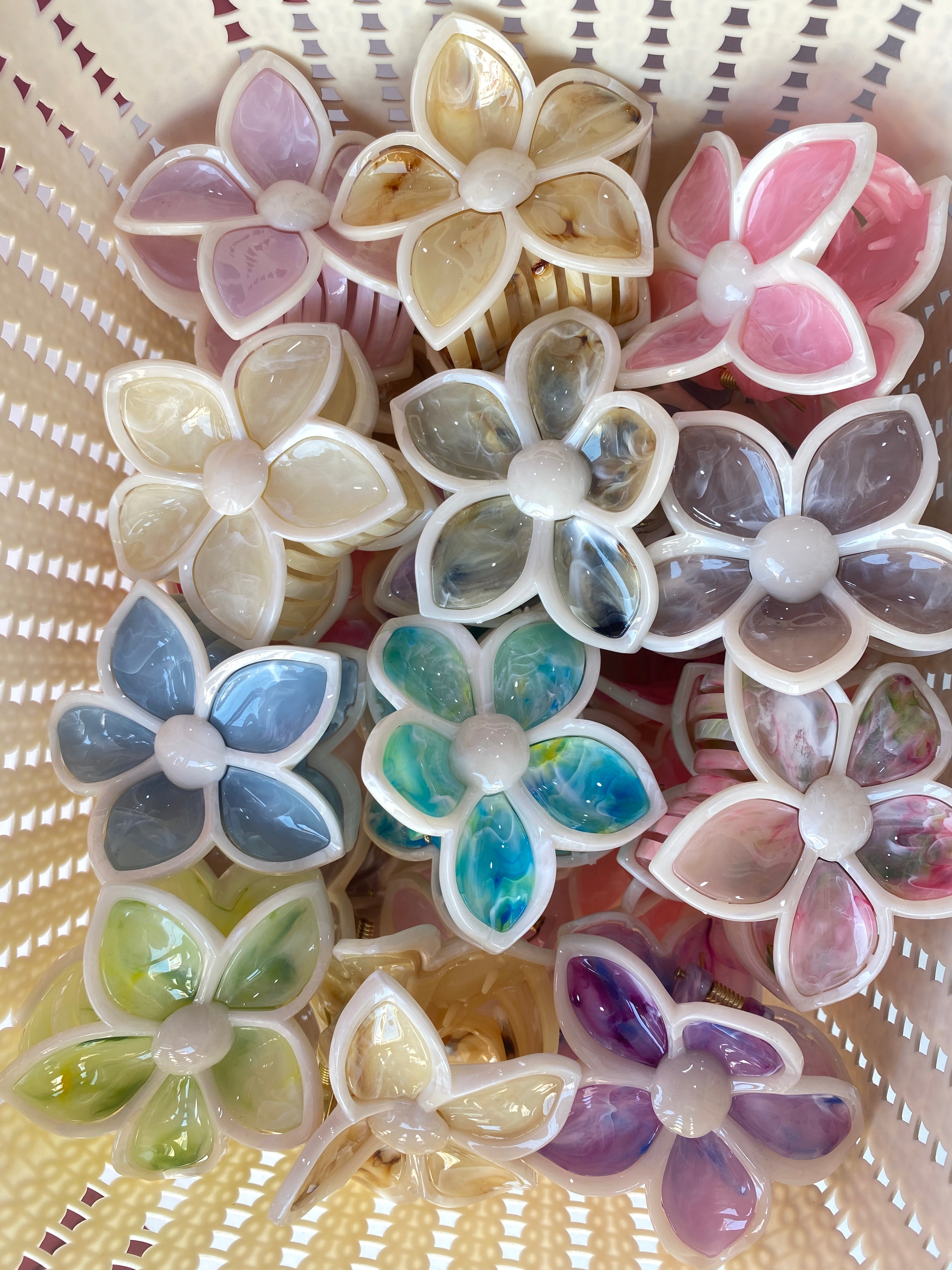 Marble finish flower claw clip