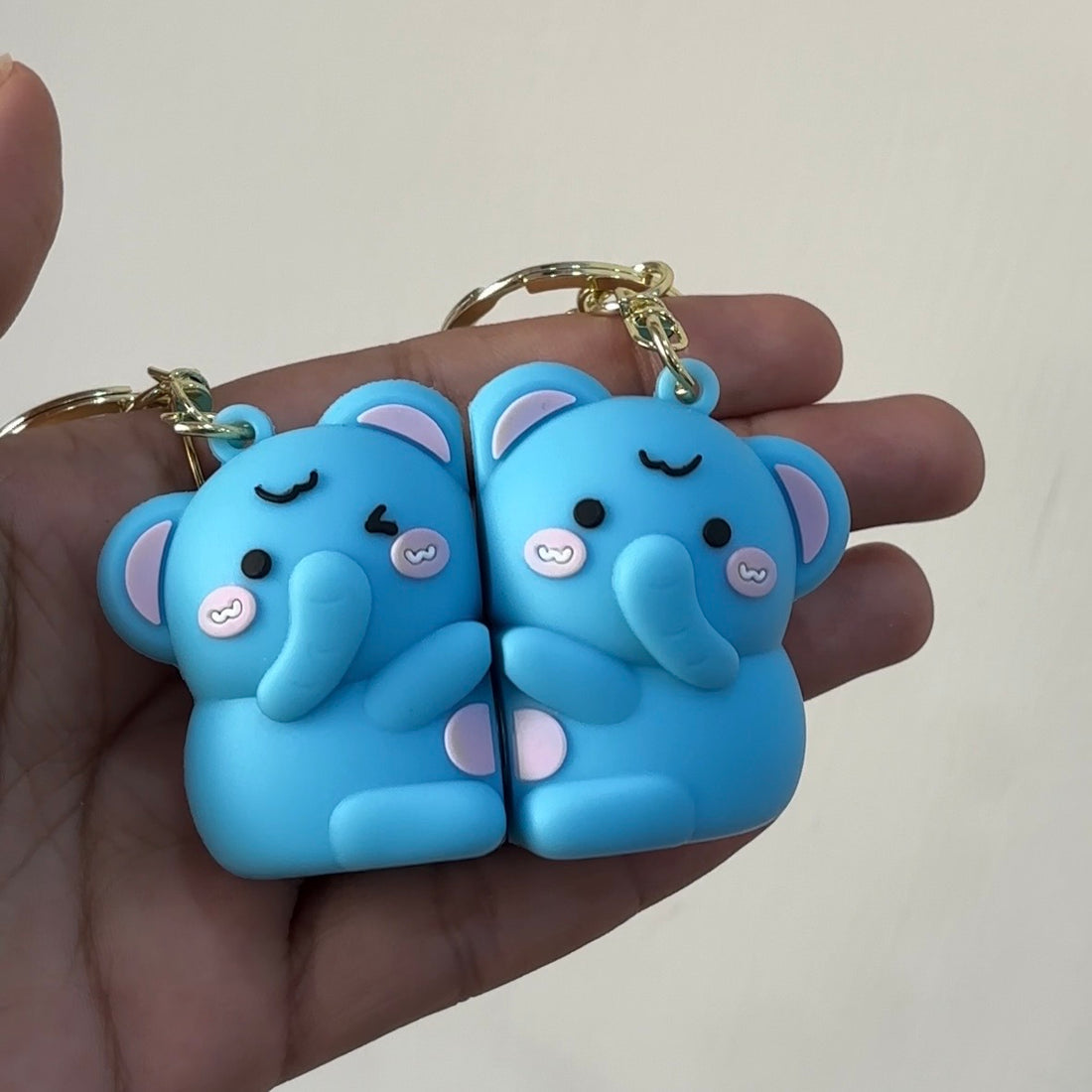 Hugging keychain