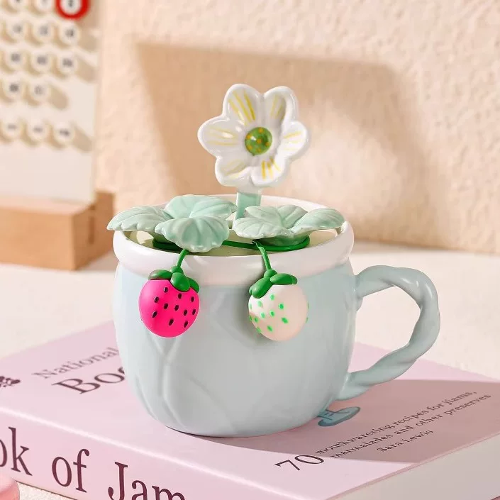 Pinteresty strawberry mug with lid and spoon