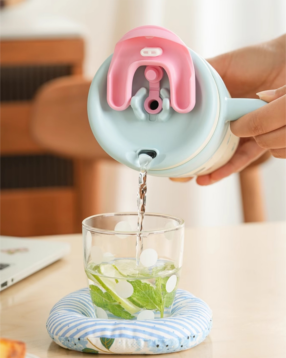 Kawaii cat sipper with straw