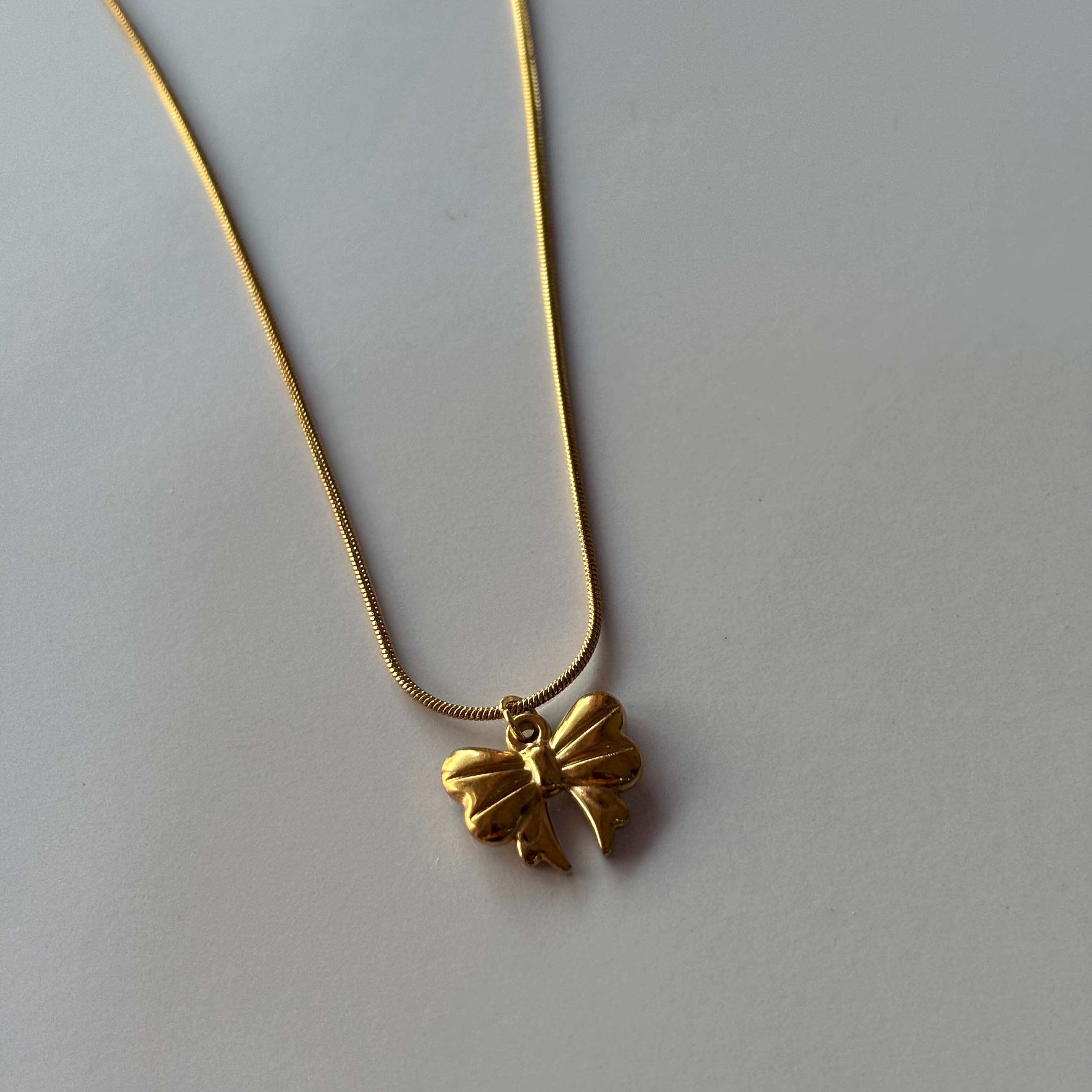 Bow neckpiece