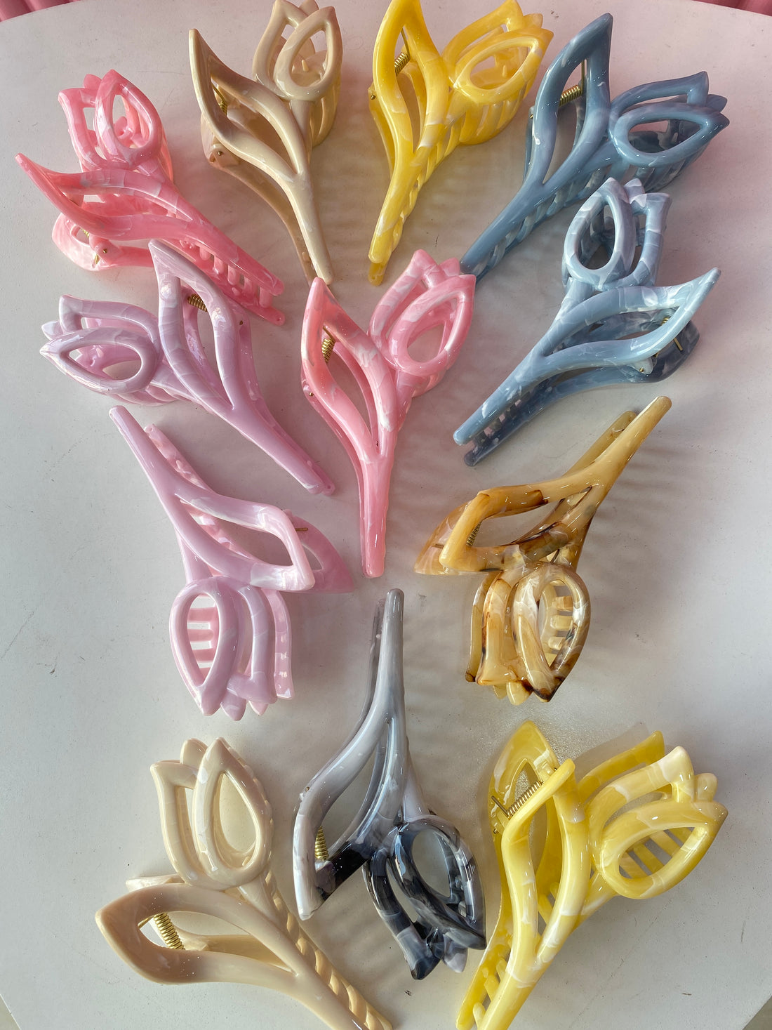 Tulip shaped claw clip