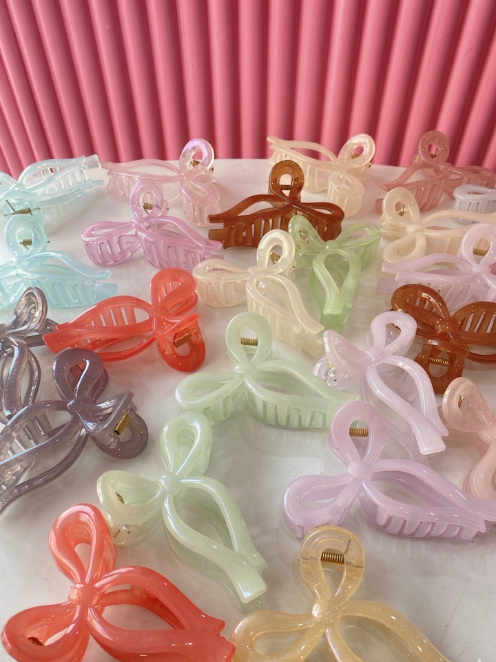 Bow shaped claw clip