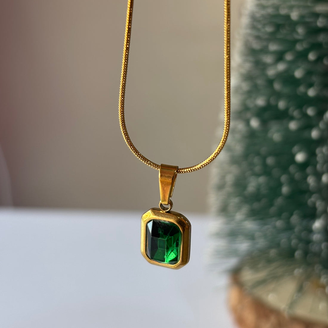 Simple emerald neckpiece