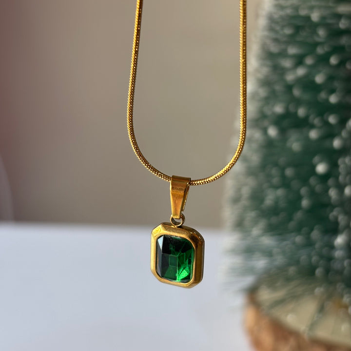 Simple emerald neckpiece