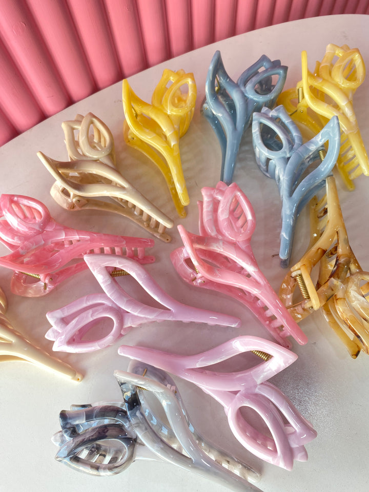 Tulip shaped claw clip