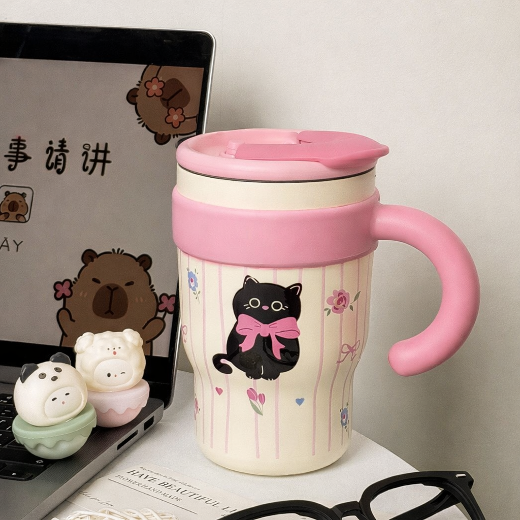 Kawaii cat sipper with straw