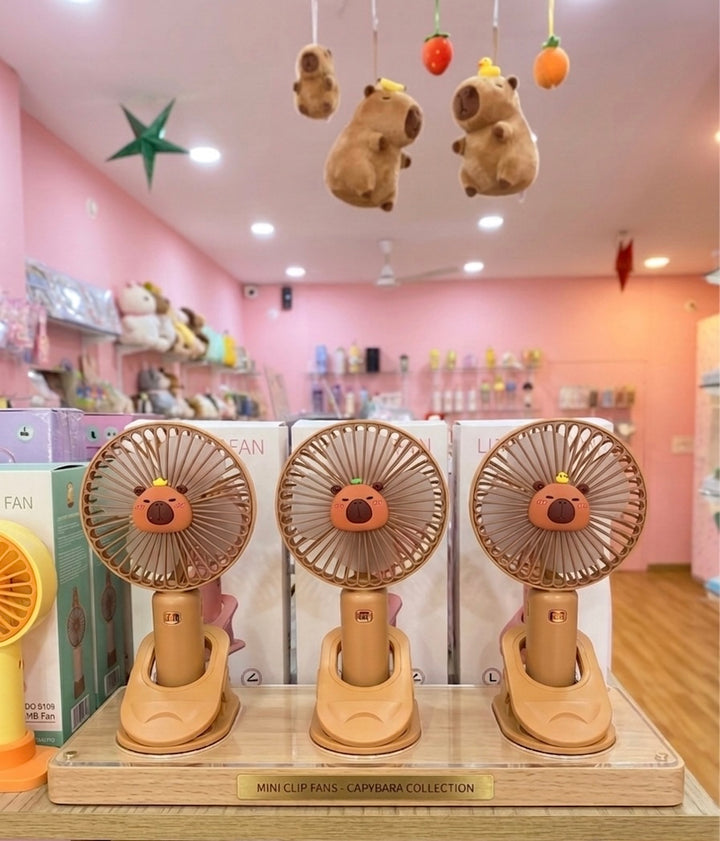 Capybara handfan with clip stand