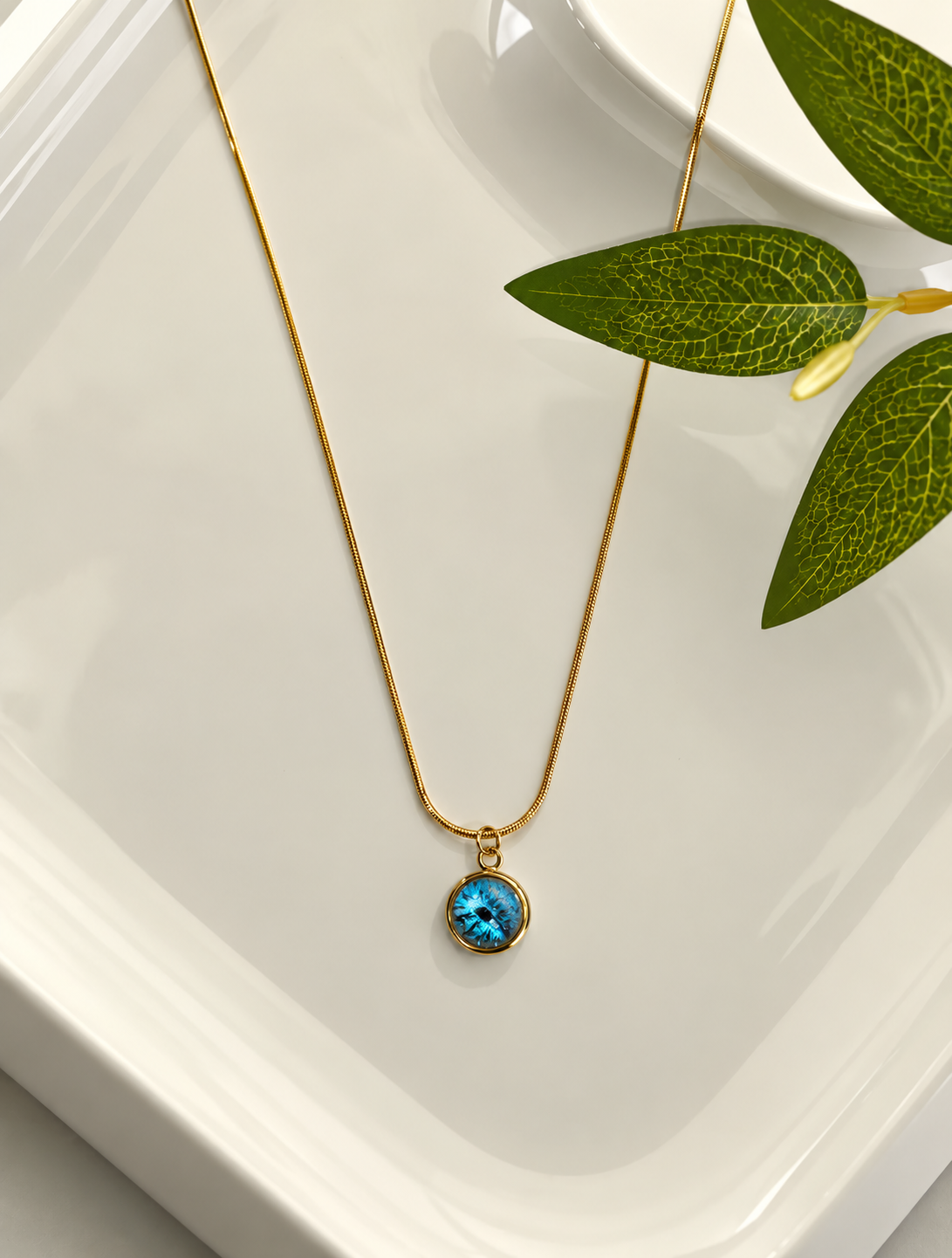 Cat eye neckpiece