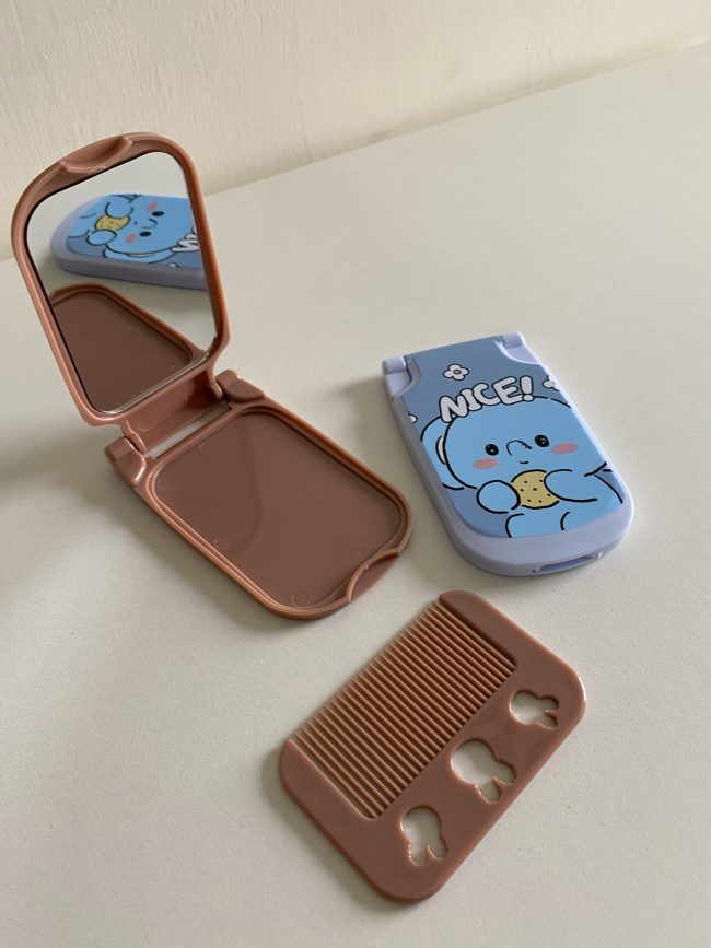 Mirror with comb set